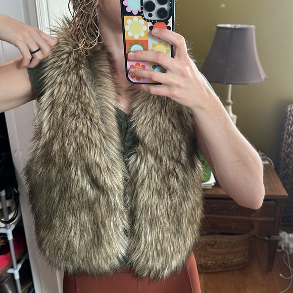 American Eagle faux fur vest - Picture 3 of 4